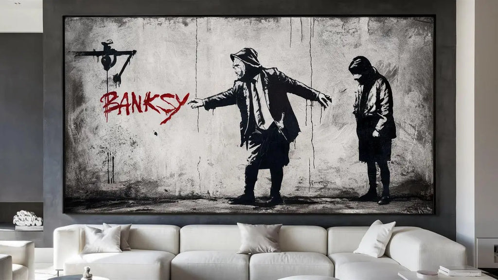une maison décorée avec du street art unique montrant une œuvre en noir et blanc de style graffiti avec deux personnages et la signature rouge banksy au-dessus d un symbole peint à la bombe