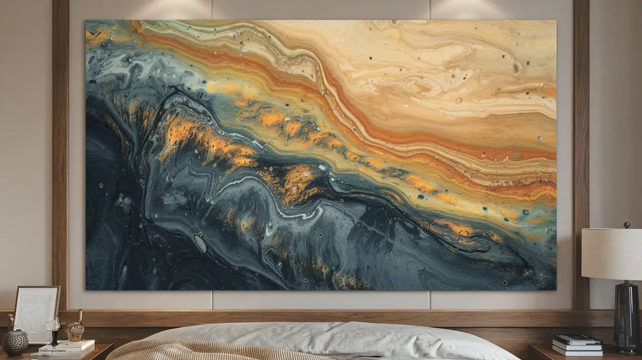 un grand tableau abstrait avec des bandes tourbillonnantes de peinture marbrée orange or et bleu profond sur une toile pour transformer votre salon avec des tableaux décoratifs