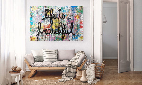 tableau abstrait vibrant avec la phrase life is beautiful en script cursif noir sur un fond coloré de peinture éclaboussée et éléments de collage pour embellir votre salon