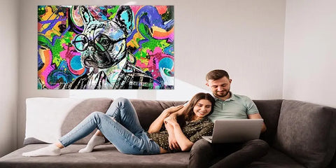 Tableau coloré style graffiti d un bouledogue français vibrant portant des lunettes et une chemise à carreaux pour décorer un salon.
