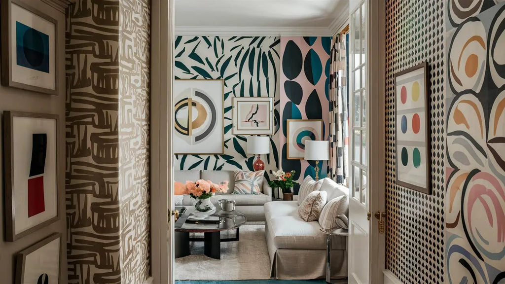le salon contemporain présente un canapé blanc avec des coussins à motifs et une table basse en verre dans un article sur les tendances de couleurs et motifs en décoration contemporaine.