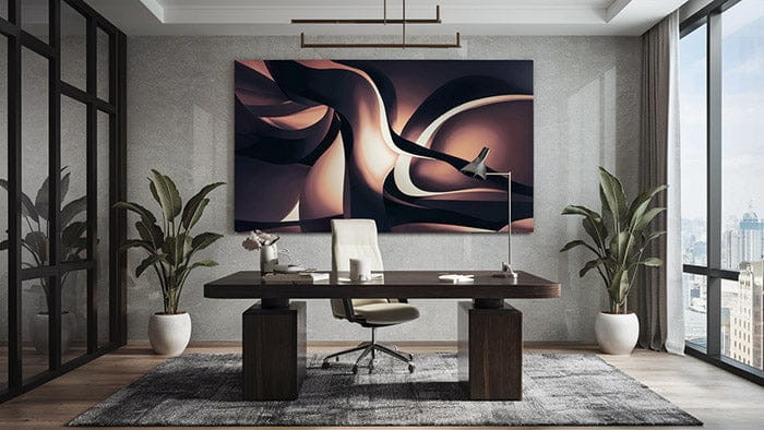 Une peinture abstraite moderne avec des formes fluides et courbes en tons marron foncé et or chaud suspendue au-dessus d’un bureau élégant dans un bureau.