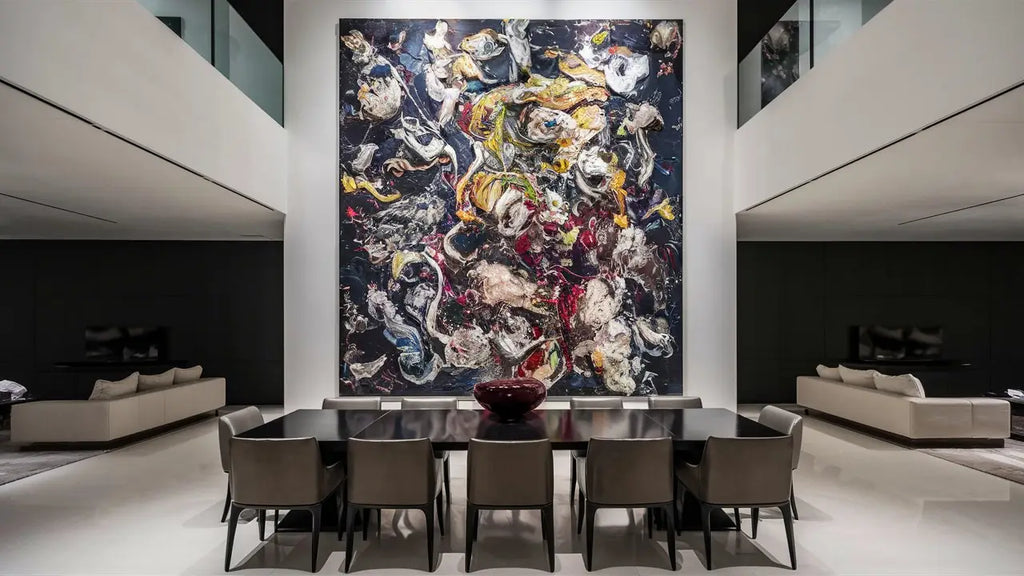 un tableau abstrait vibrant avec des couleurs tourbillonnantes et des coups de pinceau dynamiques suspendu au mur pour illustrer comment choisir le bon tableau selon sa taille