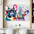 Duo de chiens bouledogues sur fond urbain graphique

