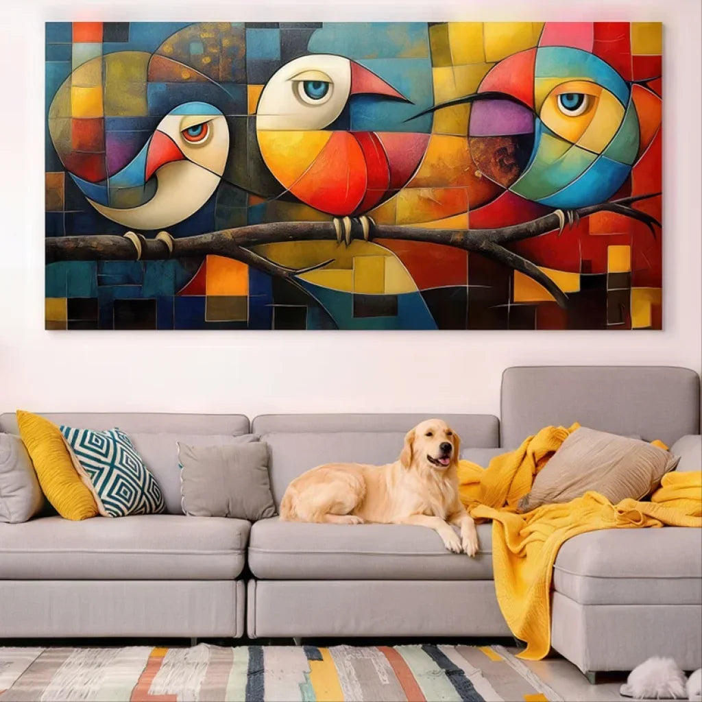 Décoration murale moderne avec tableau d'oiseaux multicolores en formes cubiques dans un salon lumineux


