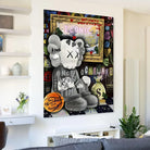 Tableau Kaws – Iconic Graffiti, personnage X-eyes devant cadre “ICONIC”