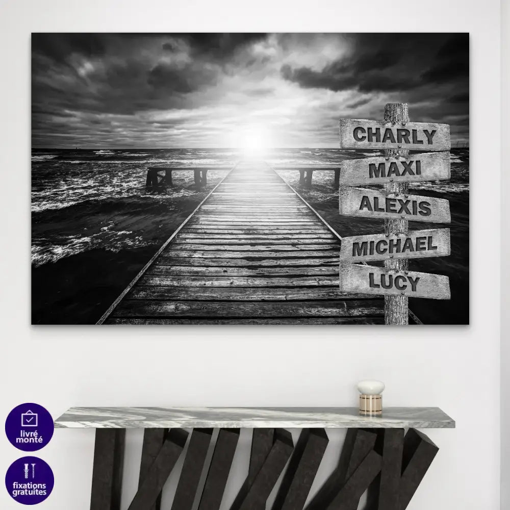 Tableau personnalisé noir et blanc avec prénoms sur chemin en bois

