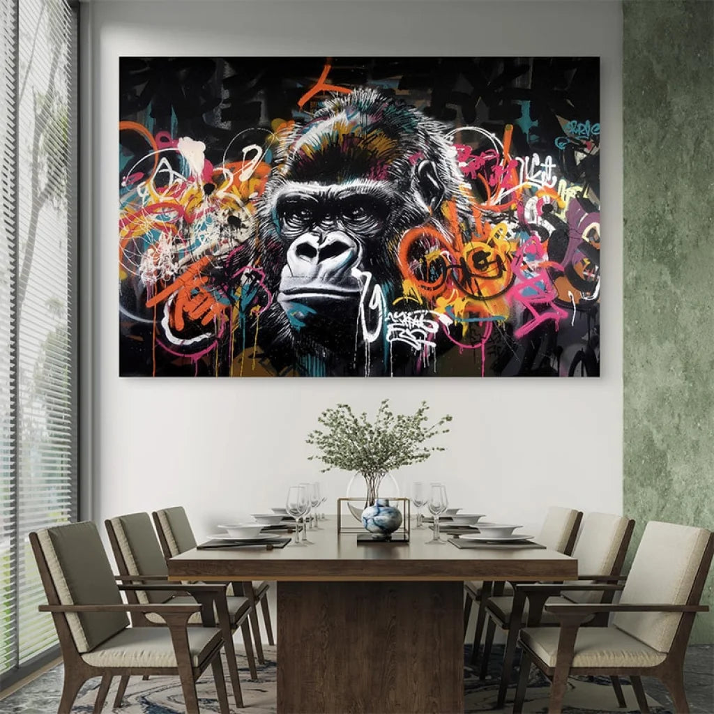Décoration murale urbaine avec gorille en style graffiti

