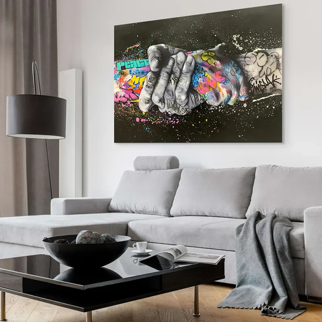 œuvre street art handshake graffiti sur fond noir étoilé