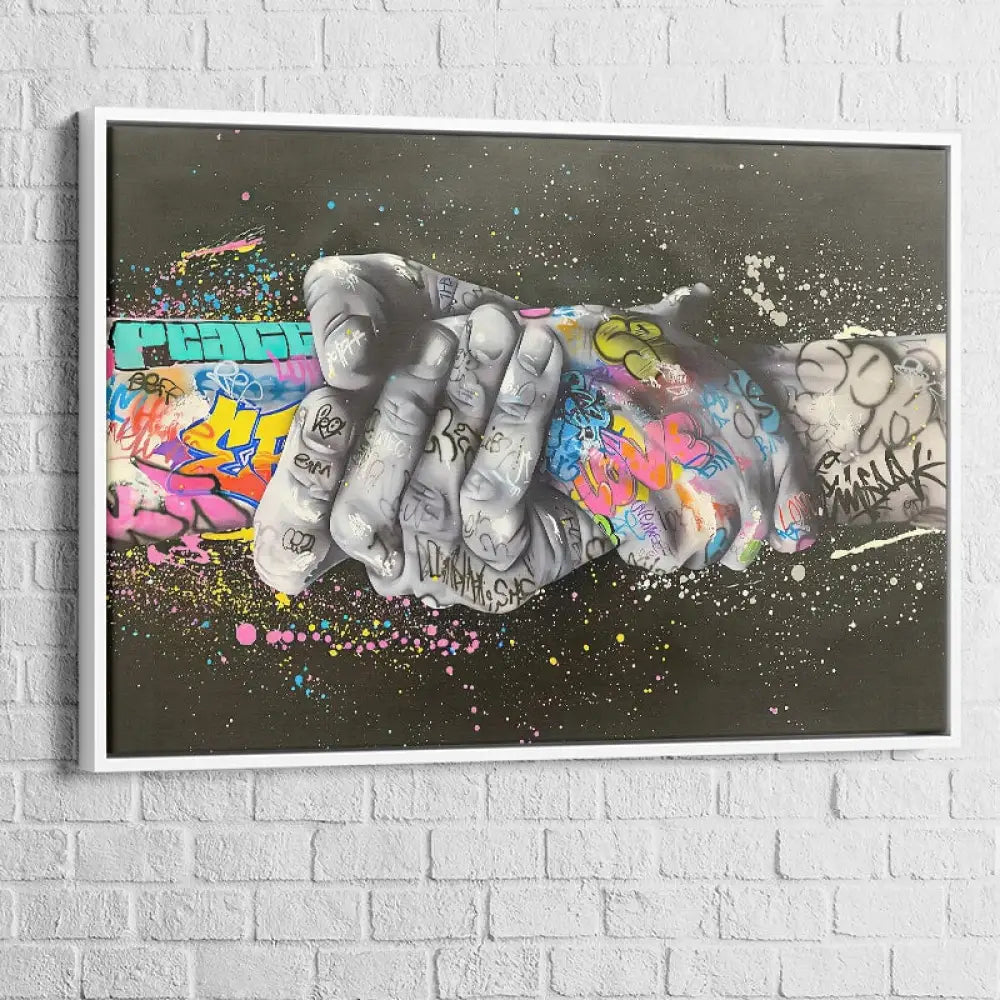 street art contemporain mains taguées sur fond sombre