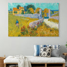 Tableau Van Gogh La Ferme en Provence accroché au-dessus d’un canapé