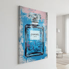 tableau plexiglas brillant flacon parfum bleu 