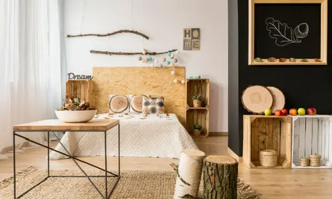 la tête de lit en bois naturel clair avec grain visible et deux découpes circulaires imitant les cernes d arbre dans un article sur comment les français décorent leurs maisons