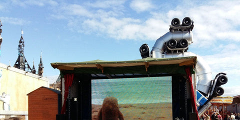 tête de robot métallique argentée avec plusieurs yeux noirs circulaires et éléments ressemblant à des haut-parleurs dans linstallation banksy dismaland