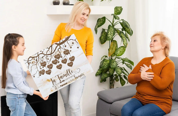 tableau arbre généalogique blanc avec emplacements en forme de cœur marron et lettres en dorure pour une décoration personnalisée unique