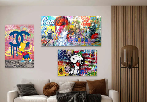 trois toiles d’art urbain aux couleurs vives en style graffiti présentant des icônes de la culture pop comme le logo chanel avec bart simpson et un portrait stylisé de david bowie dans un article intitulé tableau street art lequel choisir.