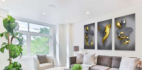 trois panneaux dart abstraits encadrés avec des figures humaines dorées et grises en poses dynamiques pour tableau gratuit